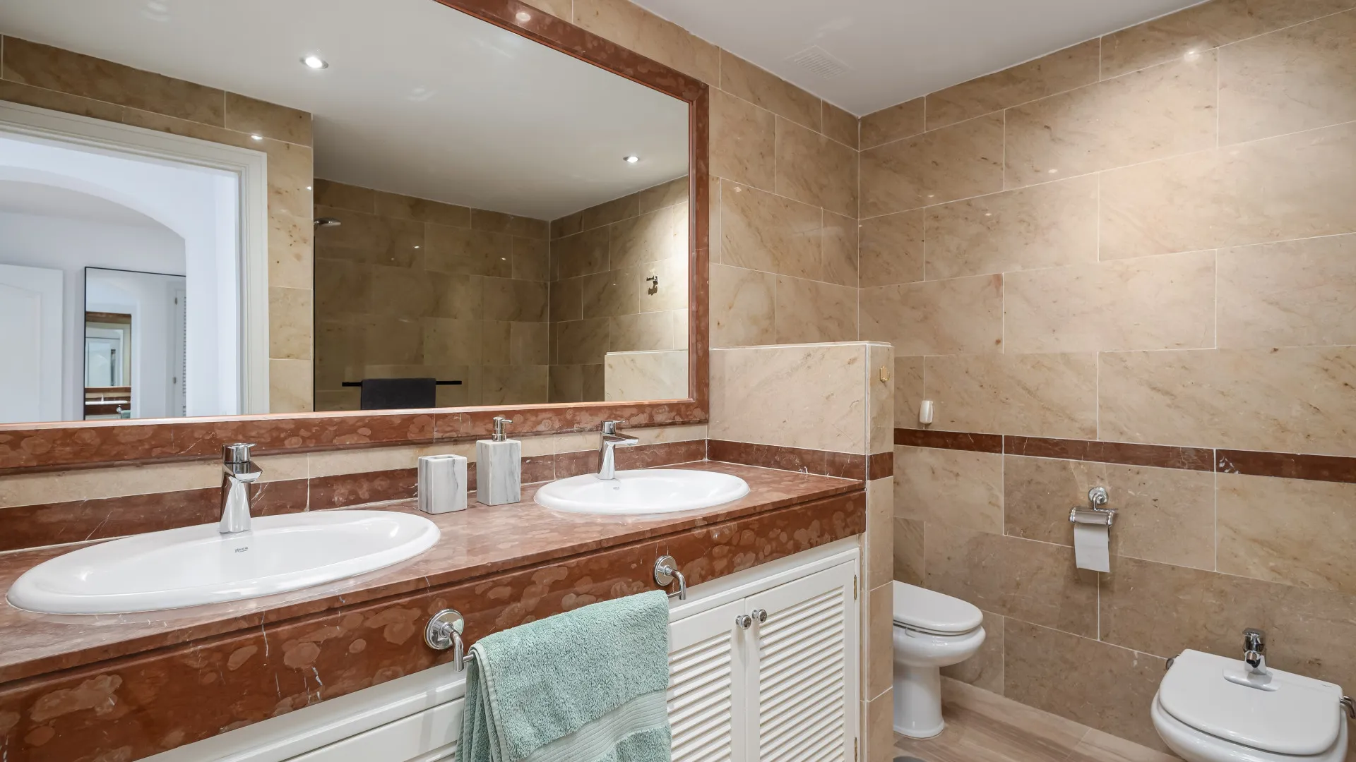 For sale ground floor apartment with 3 bedrooms in Hacienda Elviria