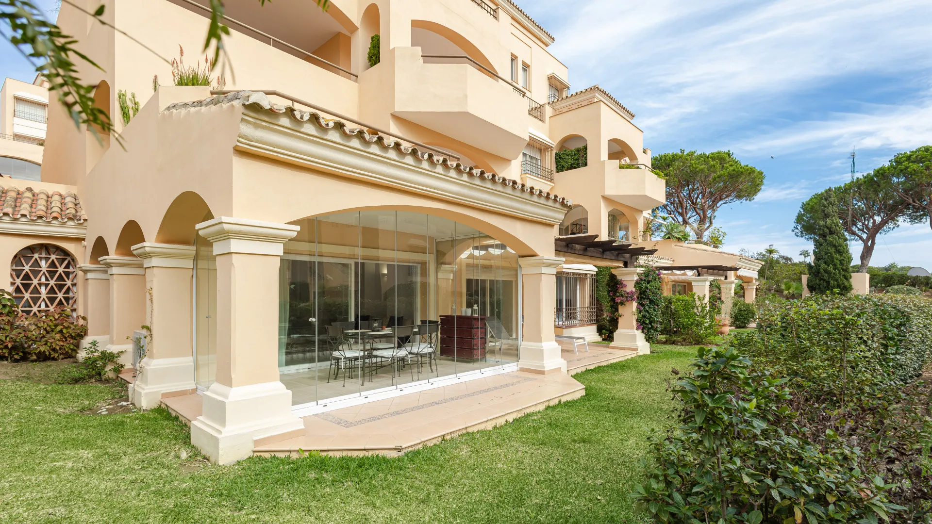 For sale ground floor apartment with 3 bedrooms in Hacienda Elviria