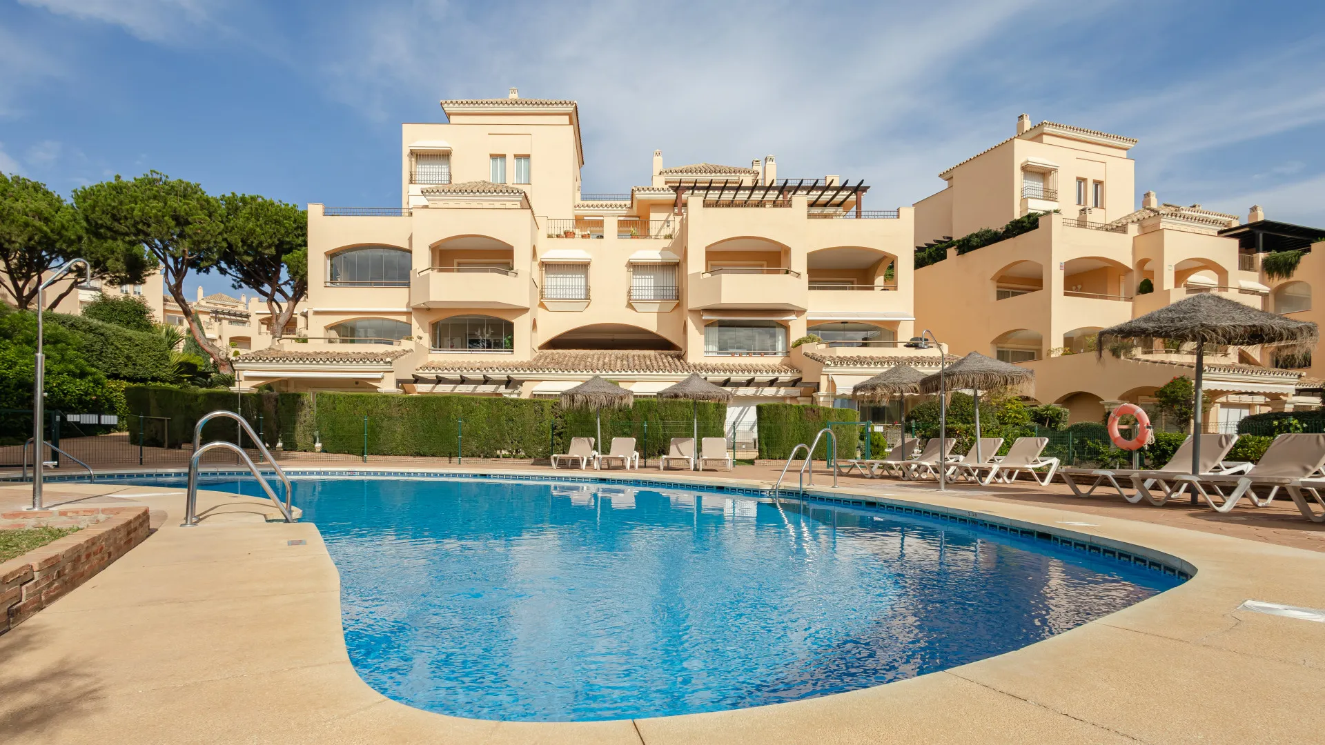 For sale ground floor apartment with 3 bedrooms in Hacienda Elviria