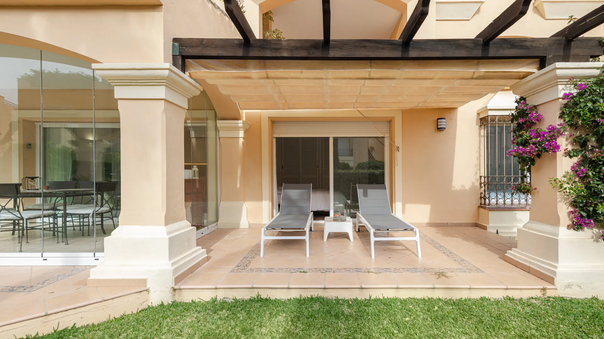For sale ground floor apartment with 3 bedrooms in Hacienda Elviria