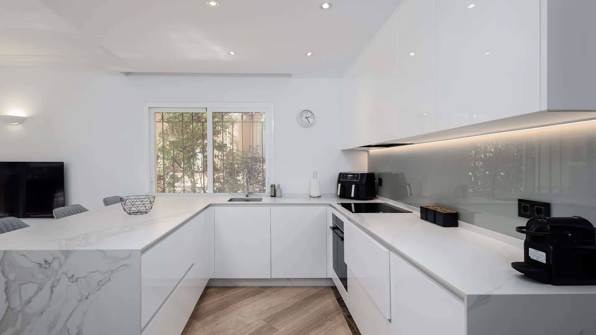 For sale ground floor apartment with 3 bedrooms in Hacienda Elviria