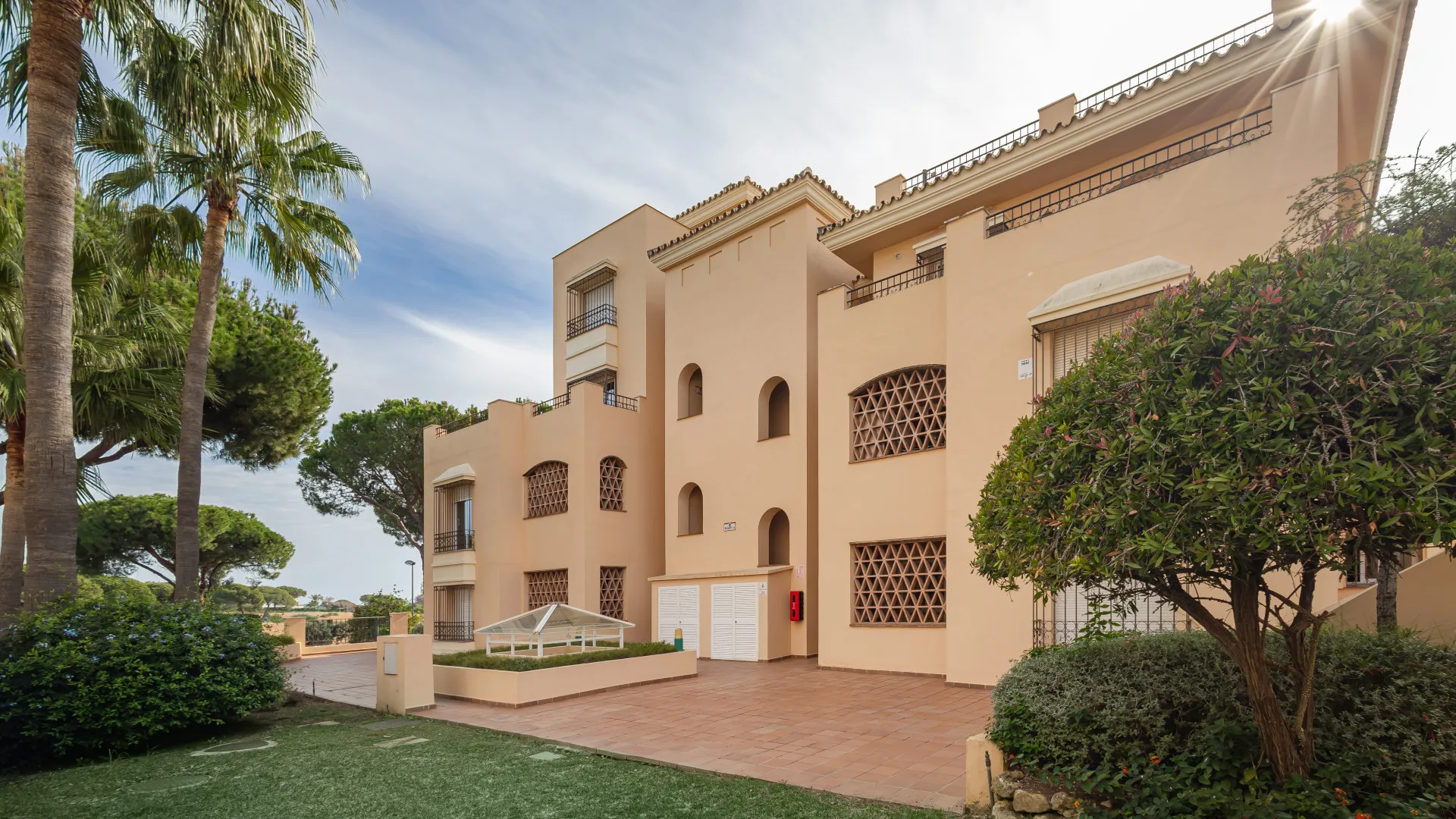 For sale ground floor apartment with 3 bedrooms in Hacienda Elviria