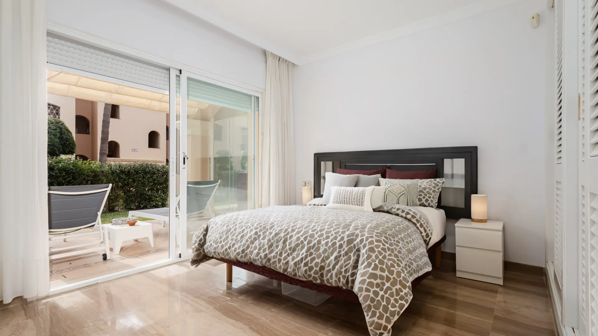 For sale ground floor apartment with 3 bedrooms in Hacienda Elviria