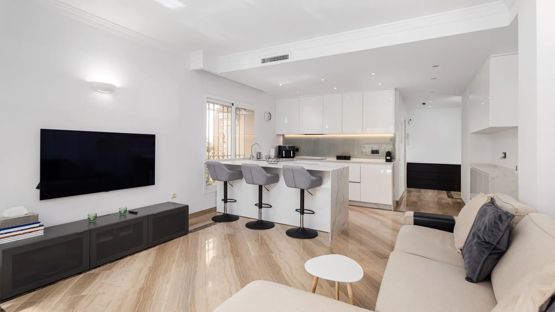 For sale ground floor apartment with 3 bedrooms in Hacienda Elviria