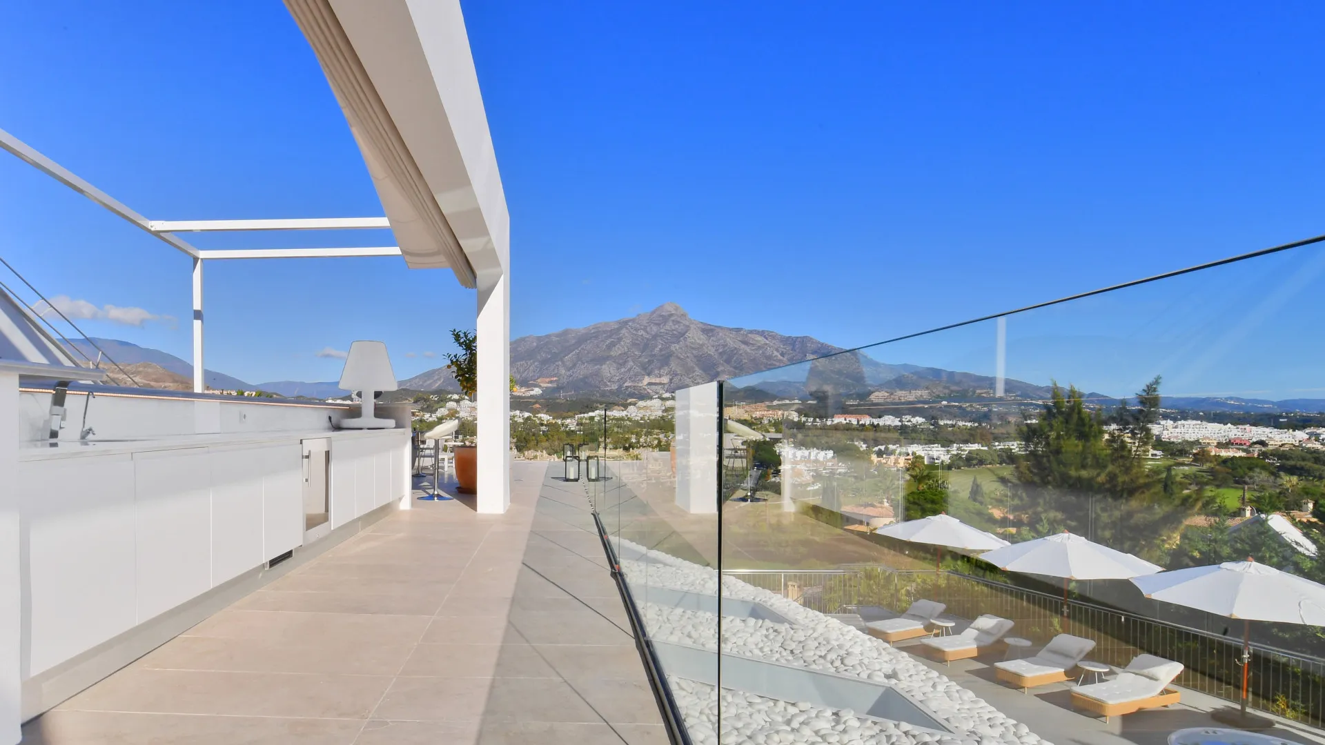 Buy 7 bedrooms villa in Nueva Andalucia