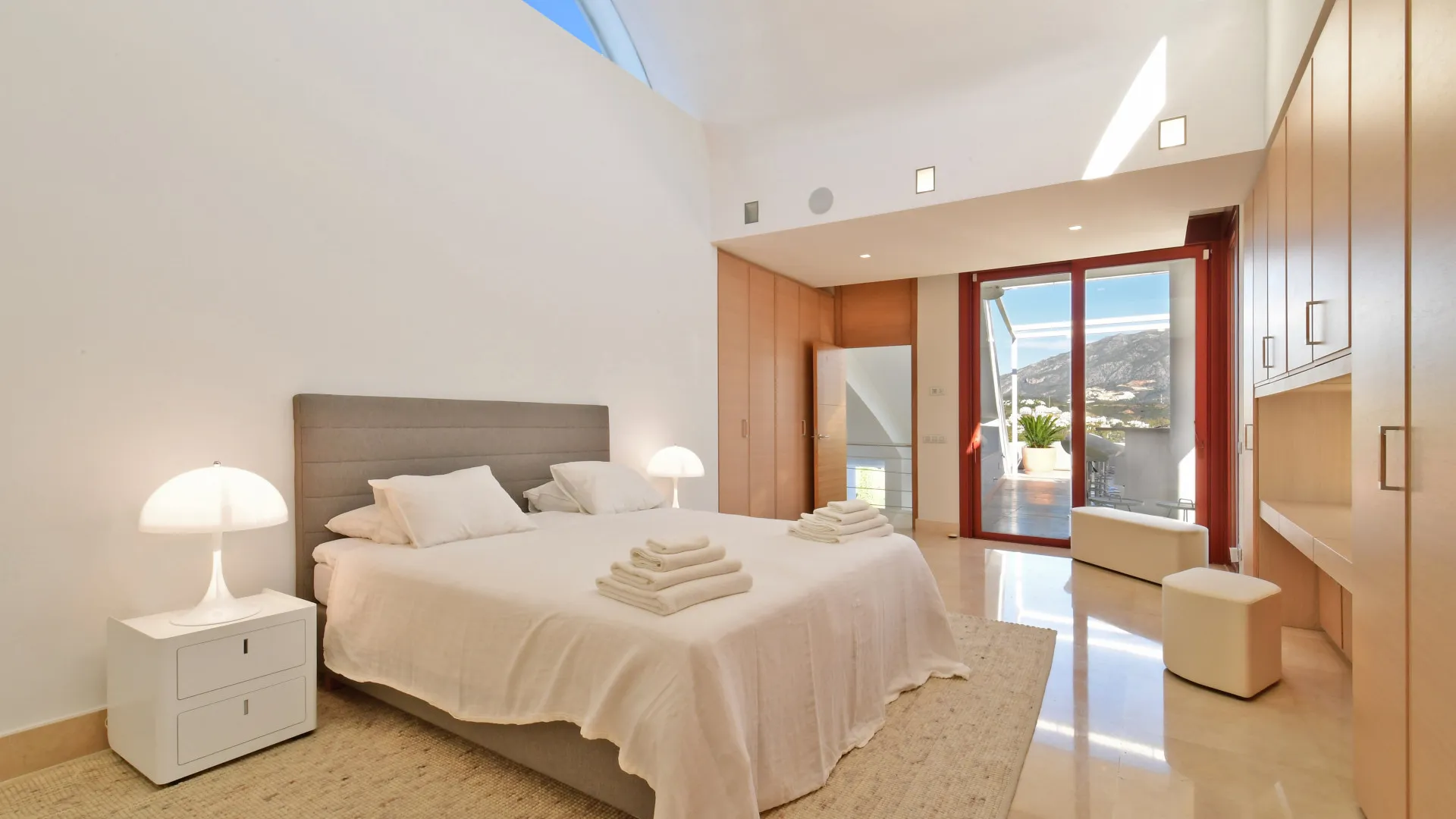 Buy 7 bedrooms villa in Nueva Andalucia