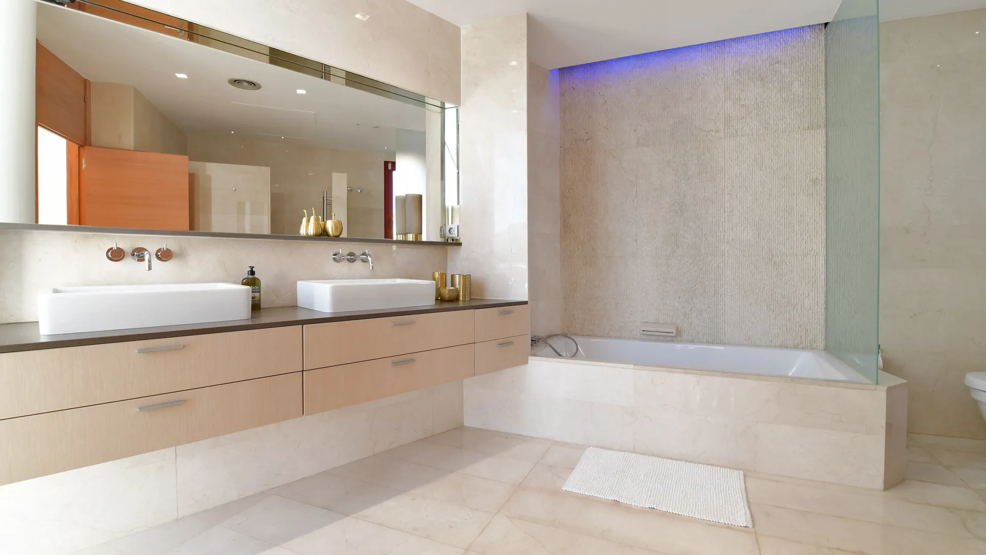 Buy 7 bedrooms villa in Nueva Andalucia