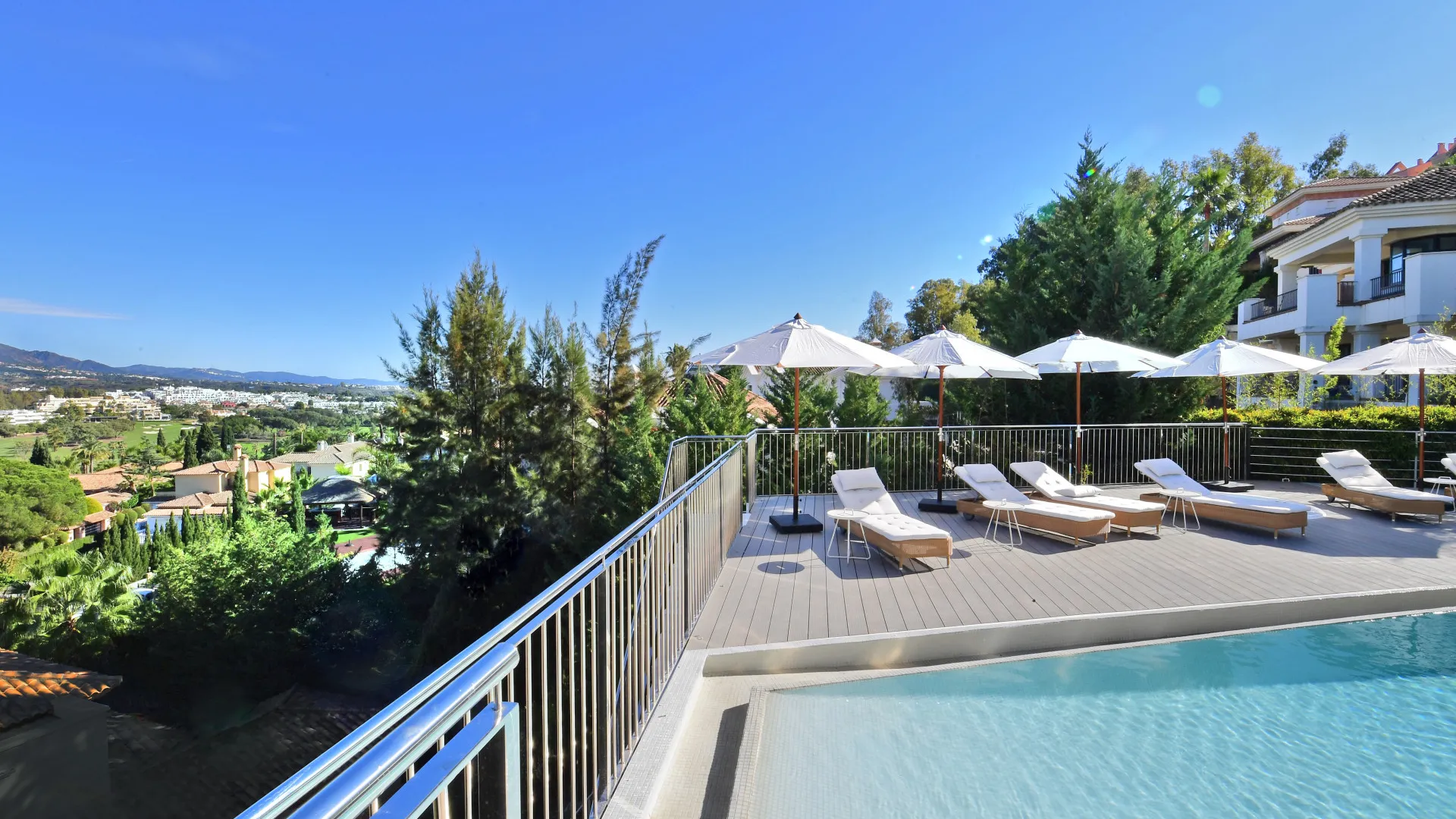 Buy 7 bedrooms villa in Nueva Andalucia