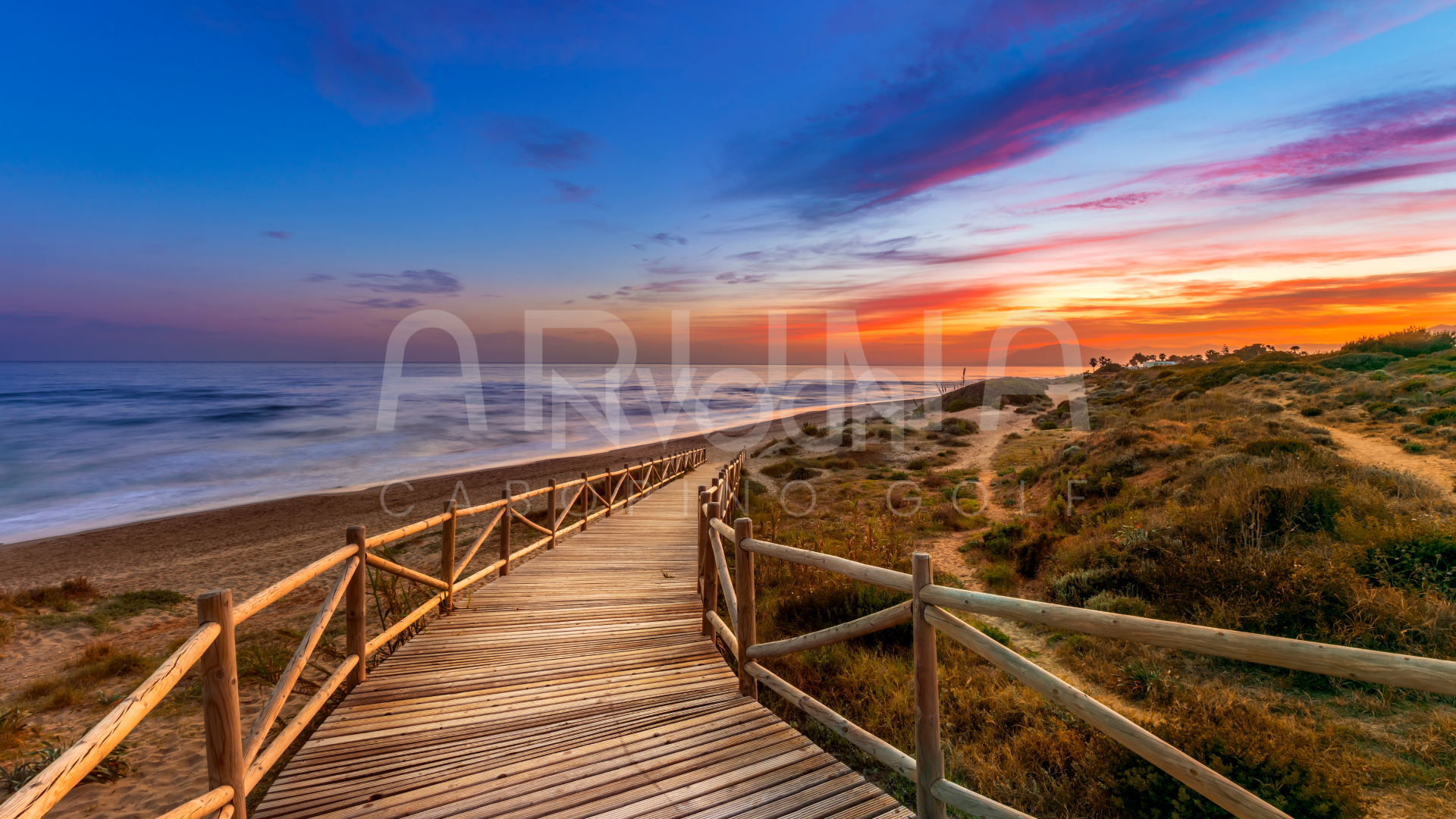 Este exclusivo bajo lo tiene todo, piscina, jardín privado y vistas al mar, montañas, campo de golf y una gran zona de pinos.