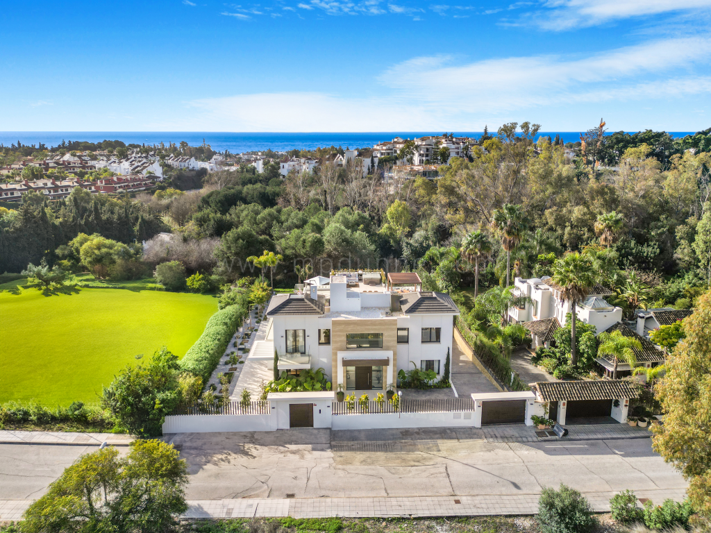 Villa Contemporaine avec Vue sur Mer dans le Quartier Exclusif de la Mille d'Or, Marbella