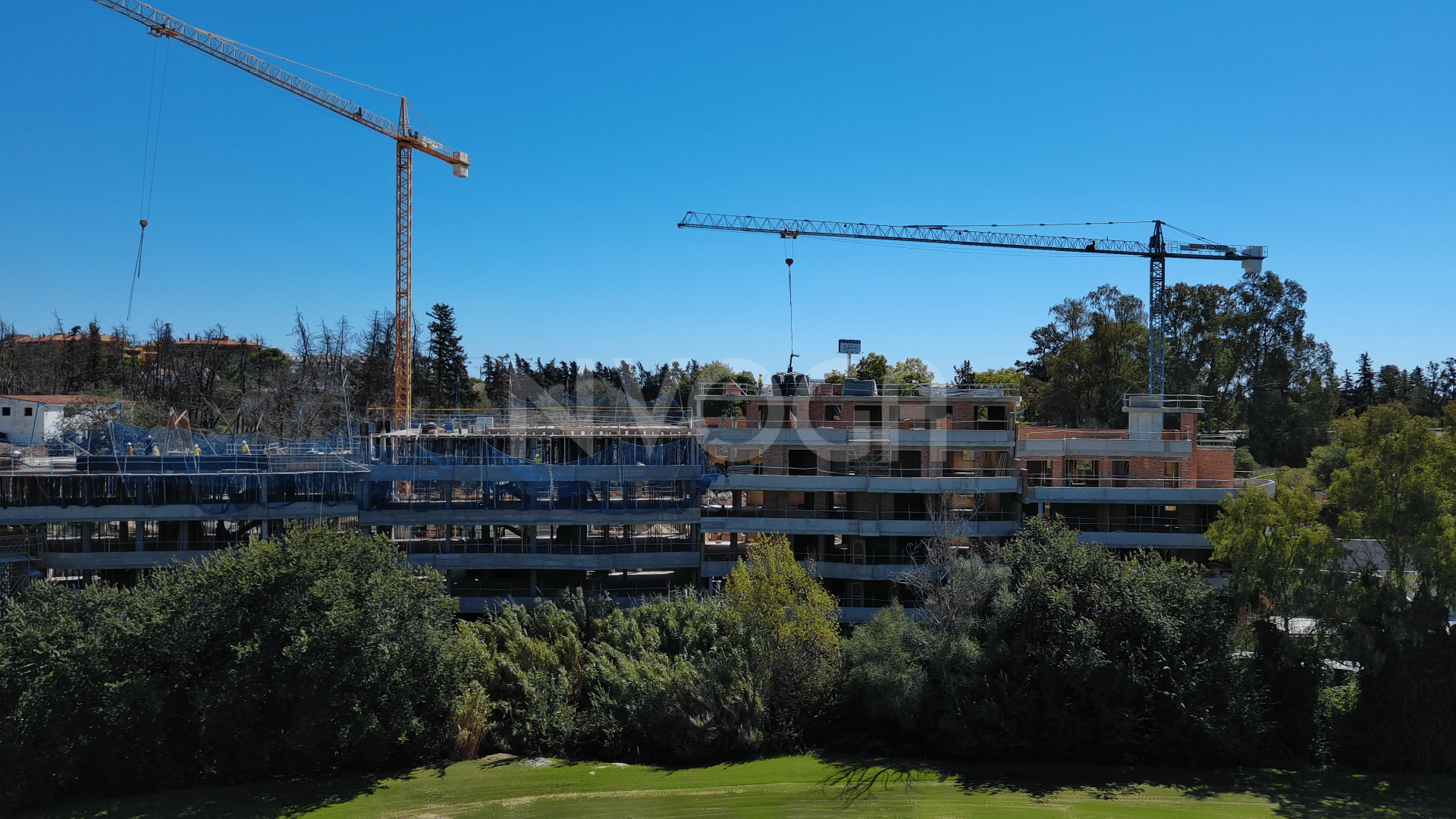 EN CONSTRUCCIÓN. Precioso duplex en PRIMERA LÍNEA DE GOLF en Guadalmina, Marbella
