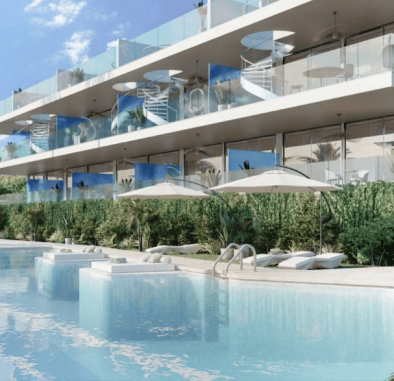 Apartamentos y áticos con vistas al mar y al lado de la playa con piscinas y jacuzzis comunitarios en Benalmádena