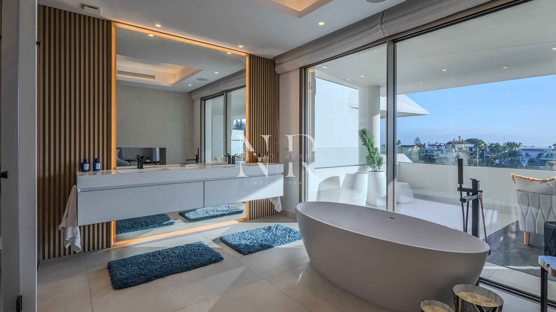 Villa jumelée de construction récente à Nueva Andalucia avec vue panoramique sur la mer à vendre
