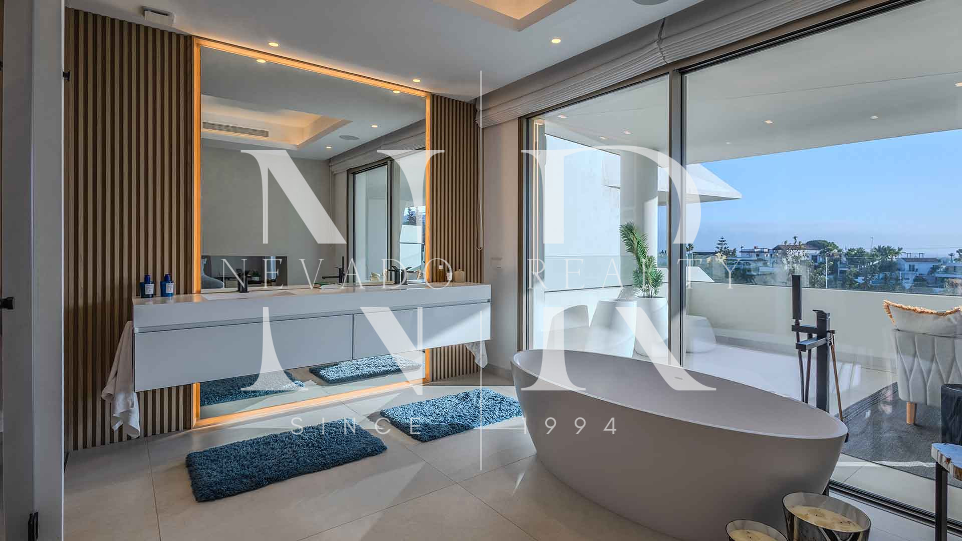 Villa jumelée de construction récente à Nueva Andalucia avec vue panoramique sur la mer à vendre