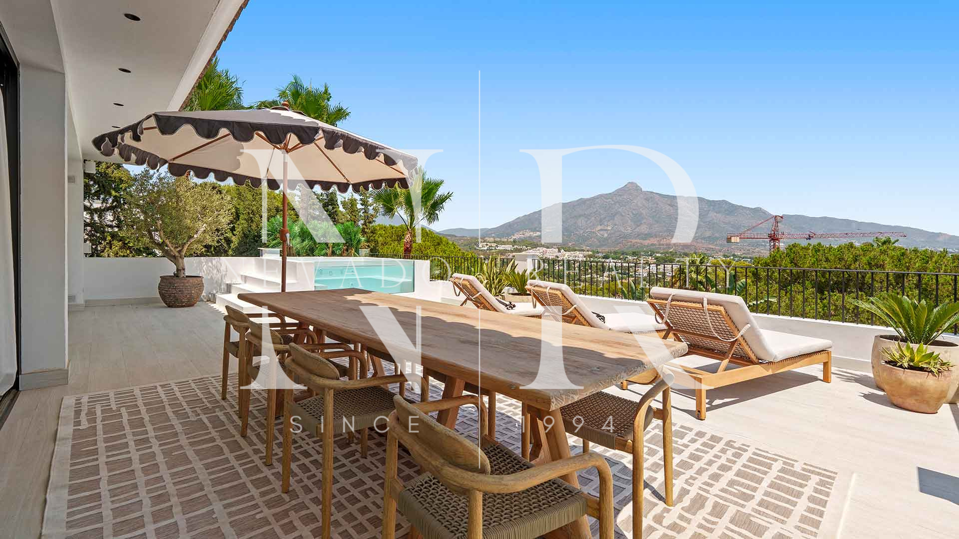 Villa en Nueva Andalucía con vistas al mar en venta