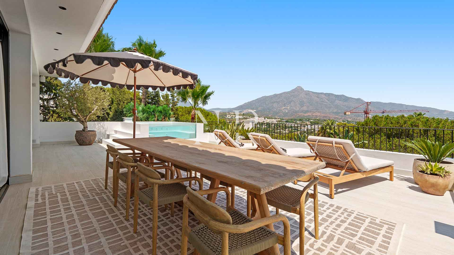 Villa in Nueva Andalucía with sea views for sale