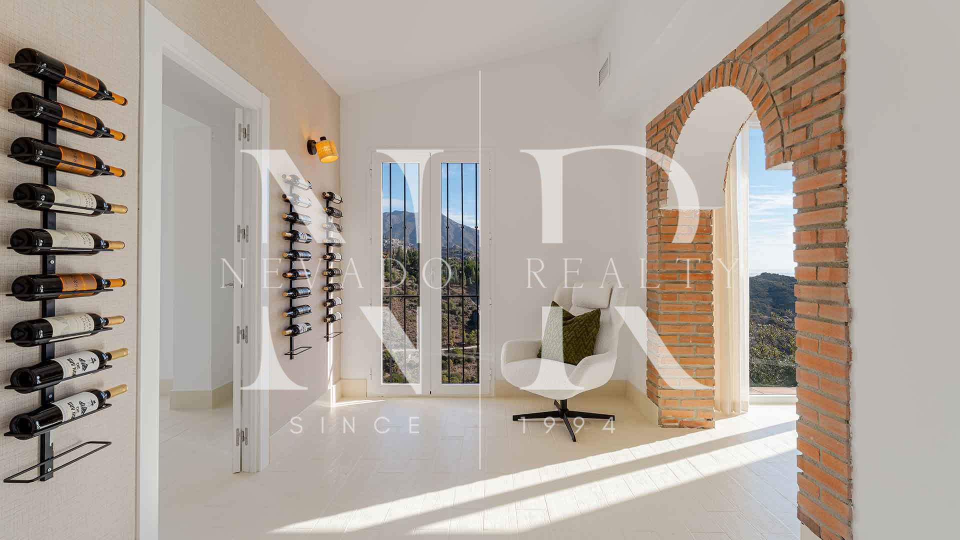Villa en El Madroñal de estilo clásico andaluz en venta