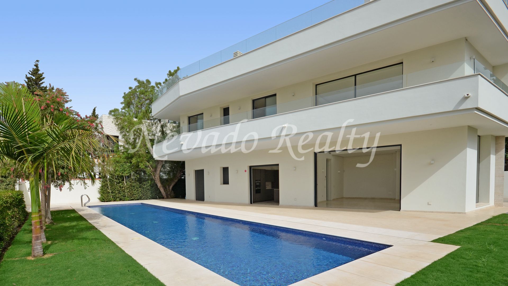 Brand new villa in a well known beachside urbanisation on Marbella's Golden Mile.