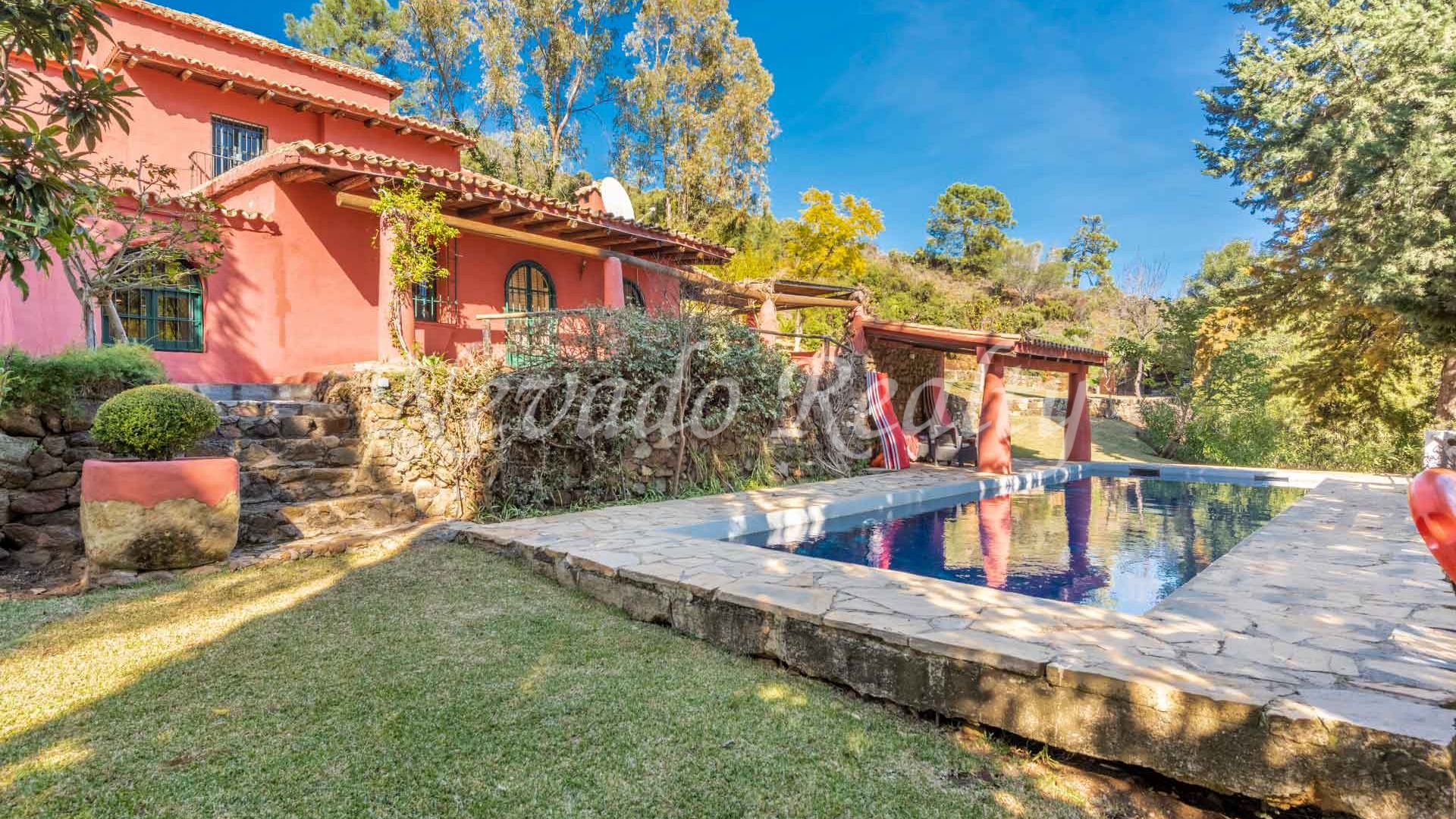 Private and quiet country house for sale in Benahavís