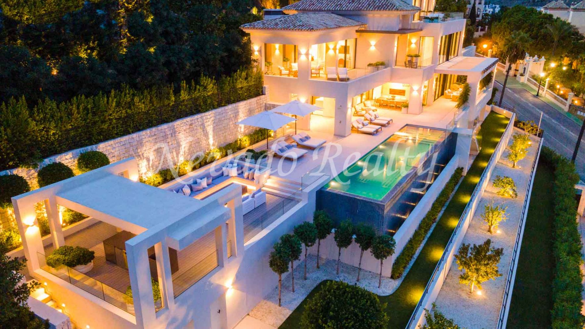 													Villa a estrenar en La Quinta Golf Resort con vistas panorámicas al mar
											
