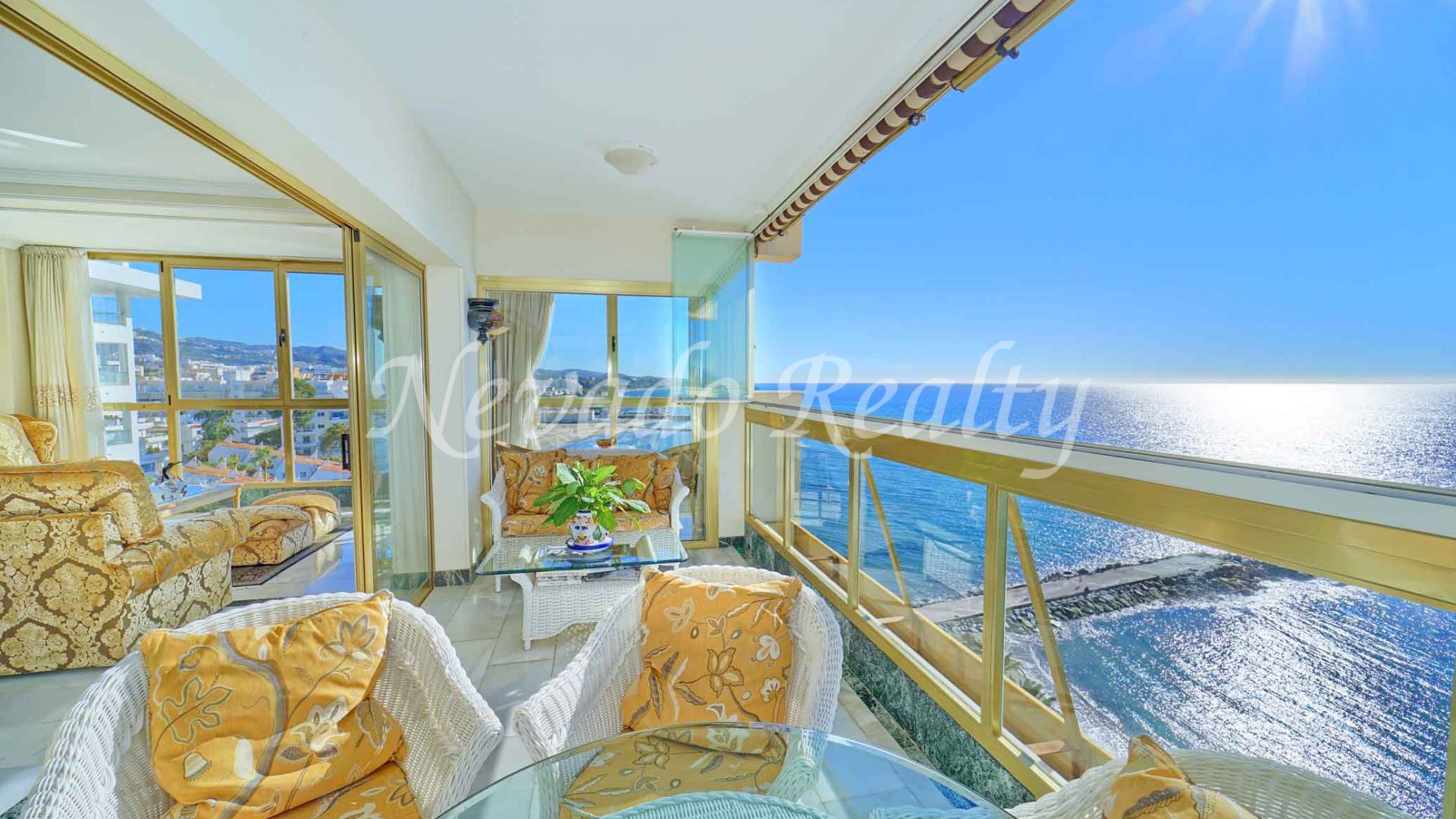 Beachfront penthouse with panoramic sea views