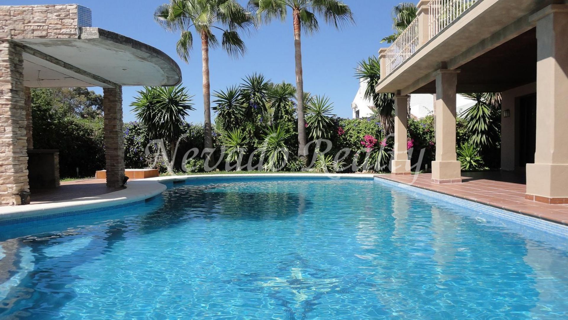 Villa familiale à vendre avec piscine privée et jardin sur le Golden Mile de Marbella