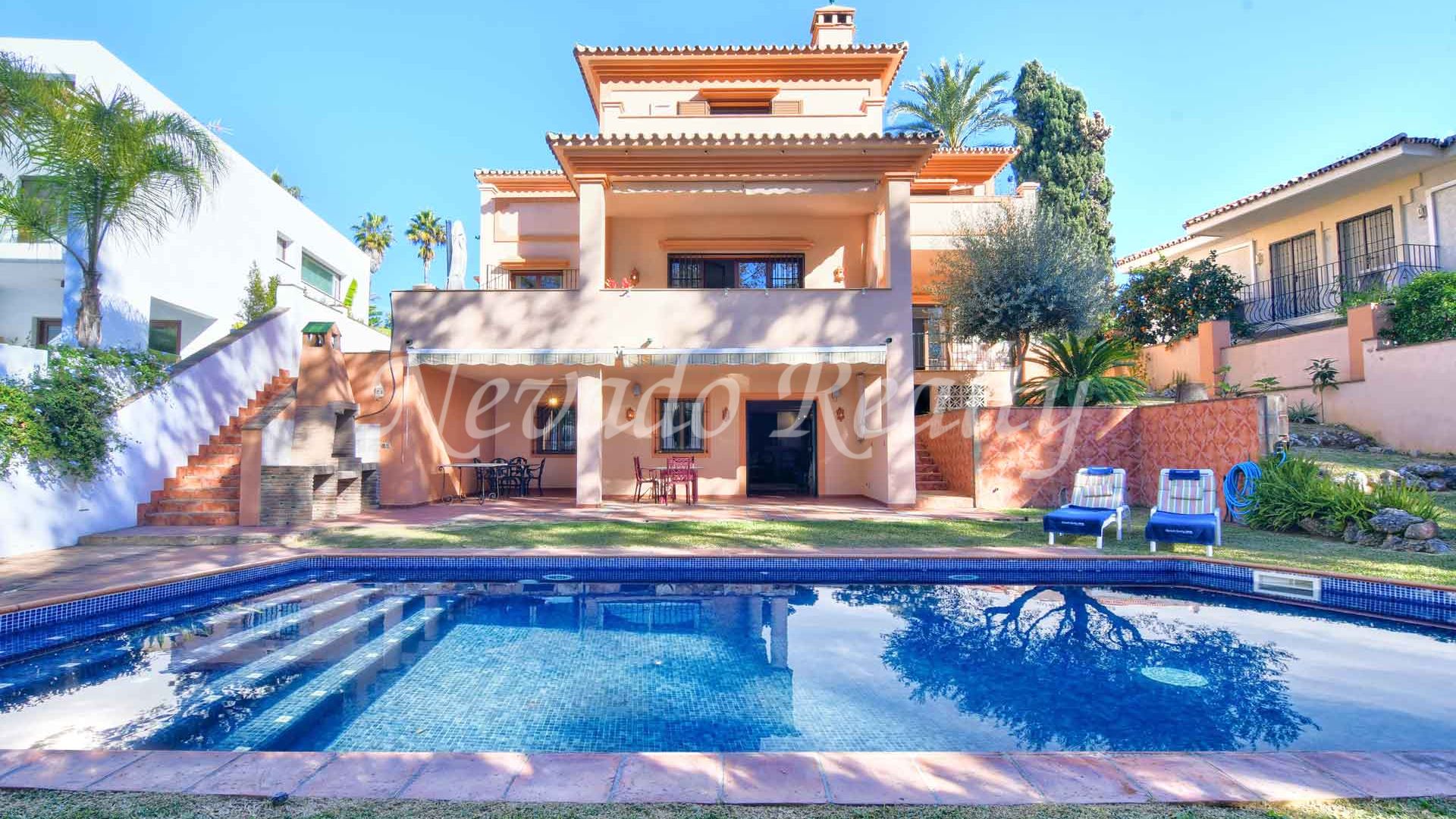 Villa for sale in Marbella located near the beach and the Swans International School