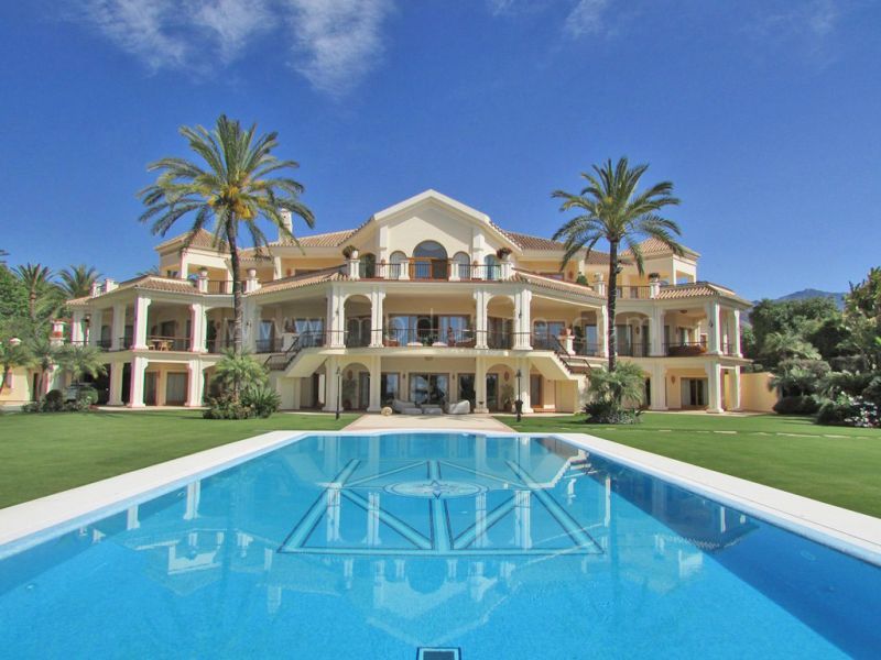 Elegant luxury mansion for rent, front line beach
