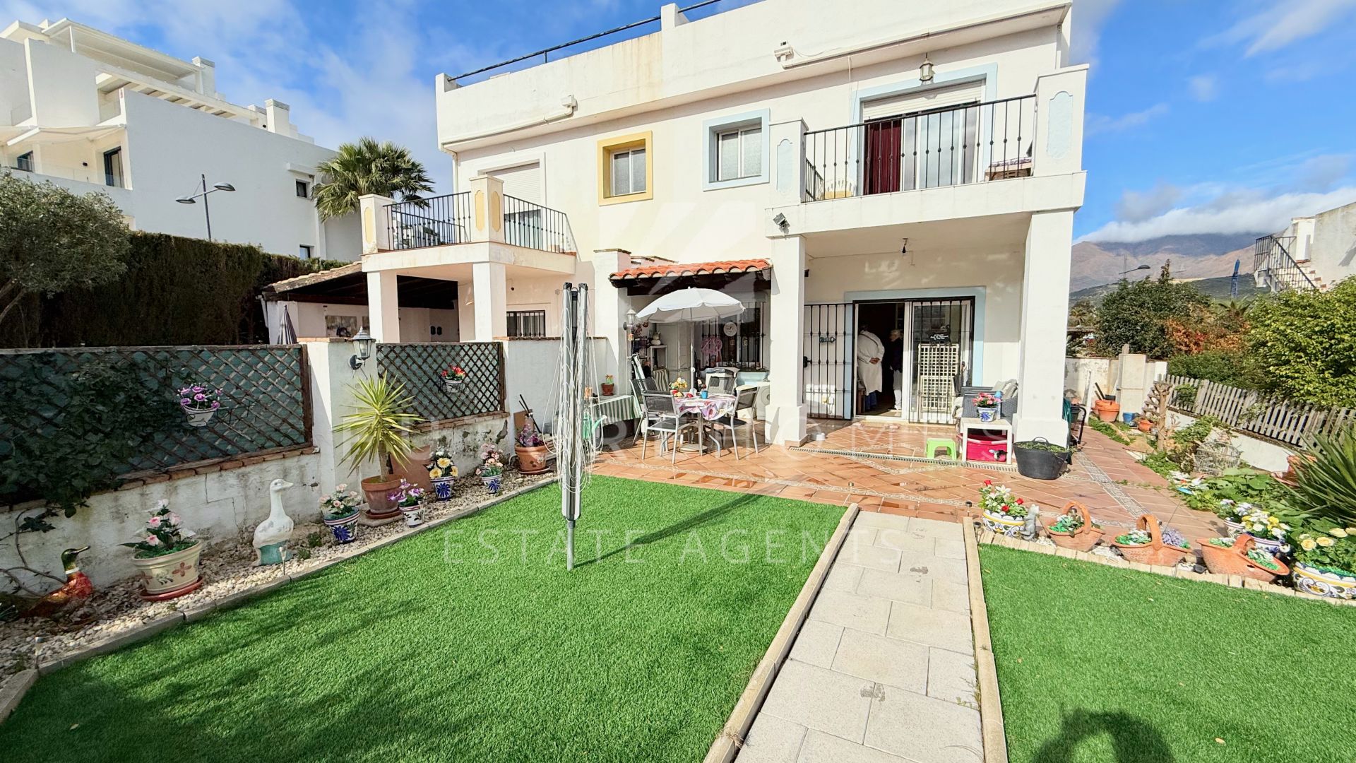 Spacious and bright townhouse for sale in Estepona Golf