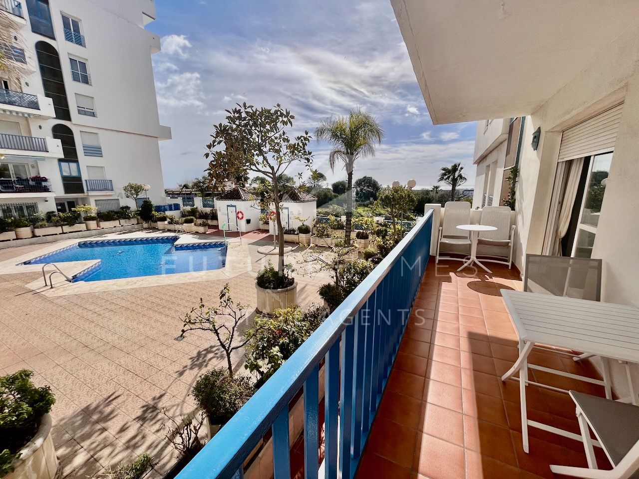 ESTEPONA PORT! Light and spacious apartment with garage space included! 