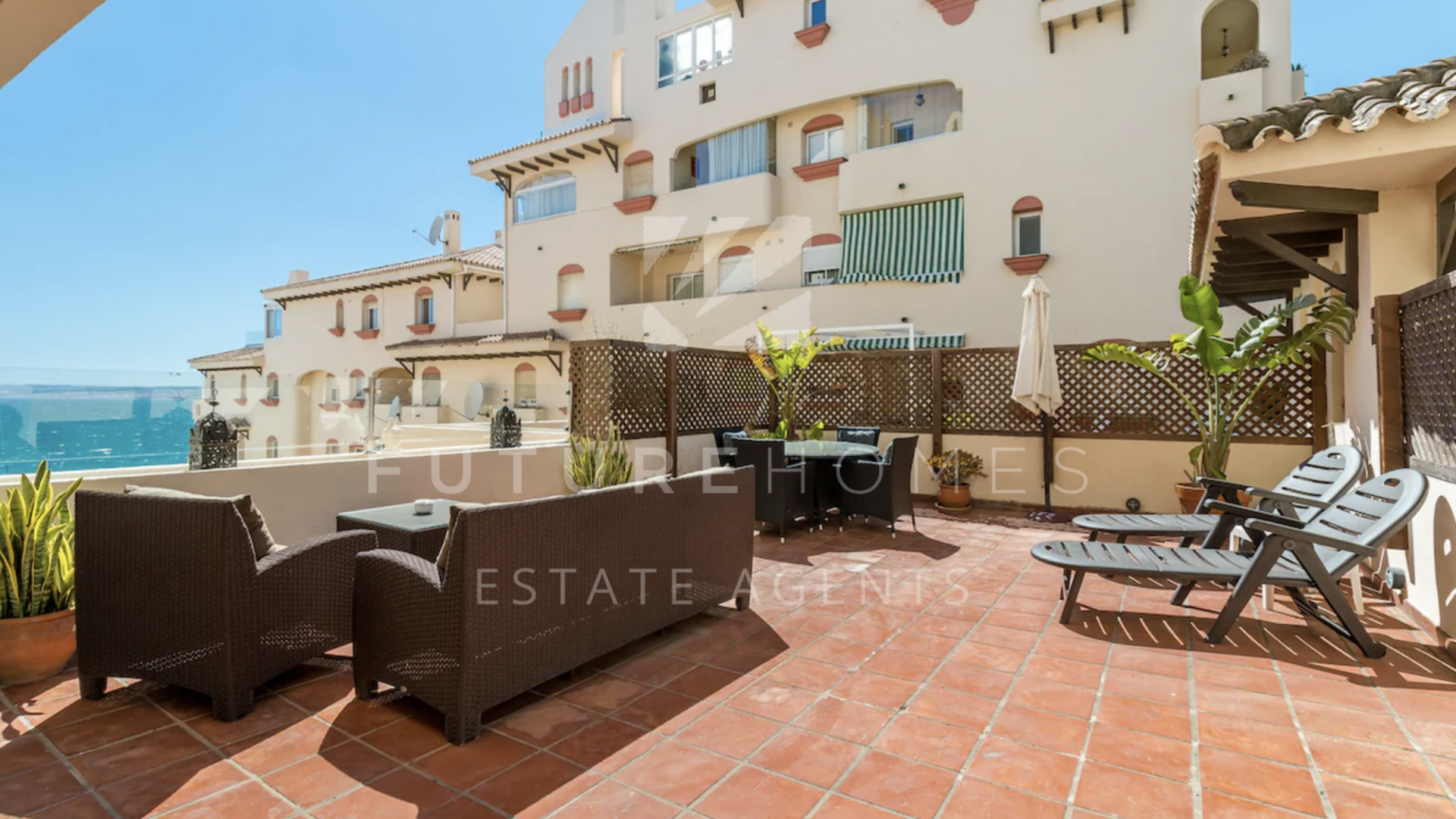 Well located apartment next to the popular Cristo beach and within easy walking distance of Estepona port