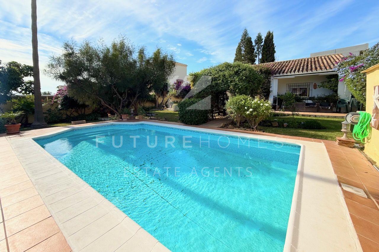 Detached villa on large flat plot only ten minutes from Estepona port.