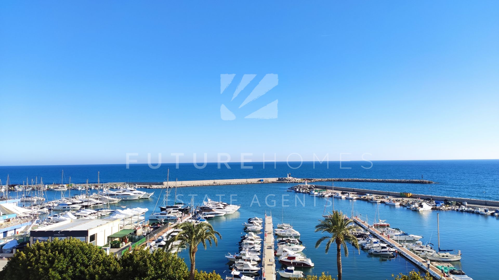 ¡Apartamento en primera línea en venta en una comunidad popular con vistas al puerto deportivo de Estepona!