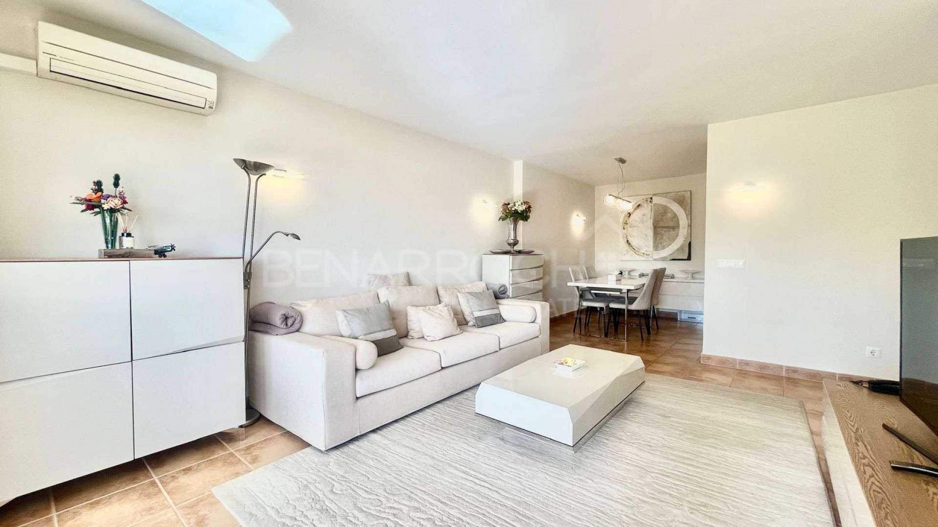 Mid-floor apartment with views in Atalaya, Estepona