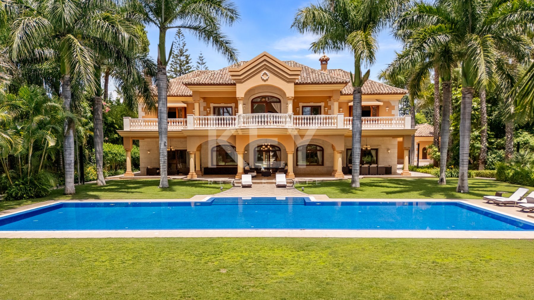 Villa Travertino: luxurious 8-bedroom beachside Villa in Guadalmina Baja with large plot and a private Spa