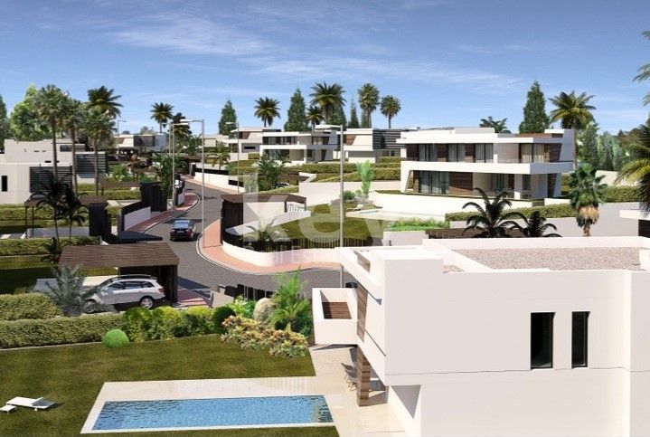 Villa de nueva construcción cerca de La Resina Golf, Estepona