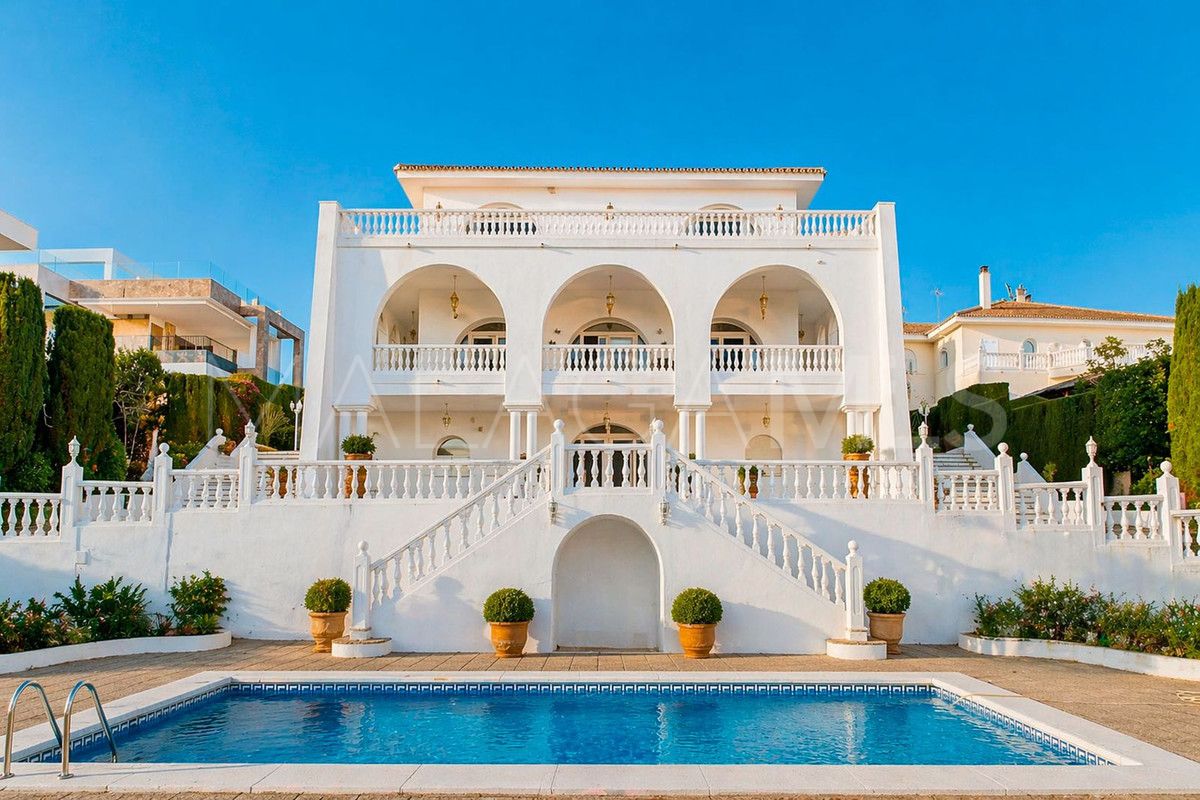 Buy Benalmadena villa with 6 bedrooms
