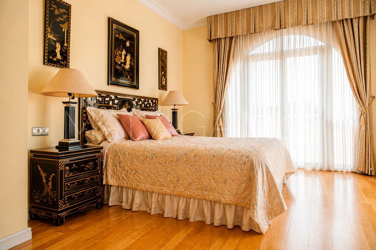 Buy Benalmadena villa with 6 bedrooms