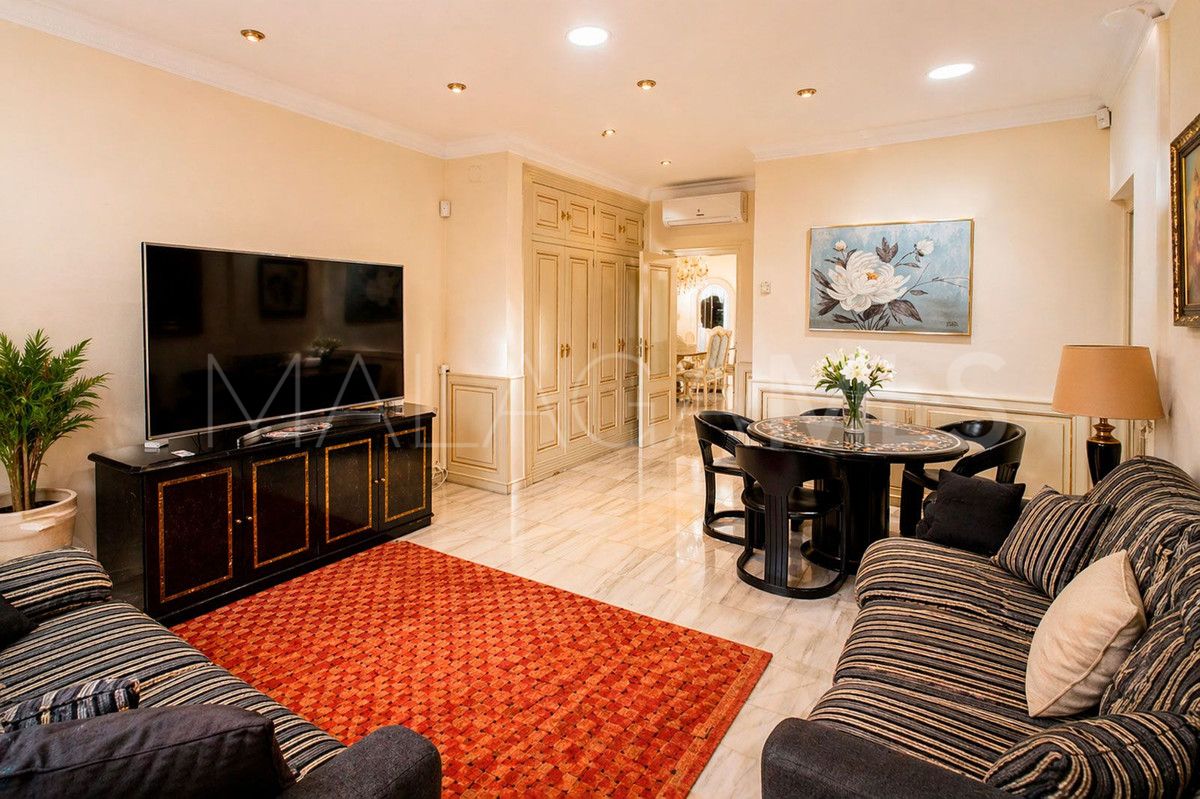 Buy Benalmadena villa with 6 bedrooms