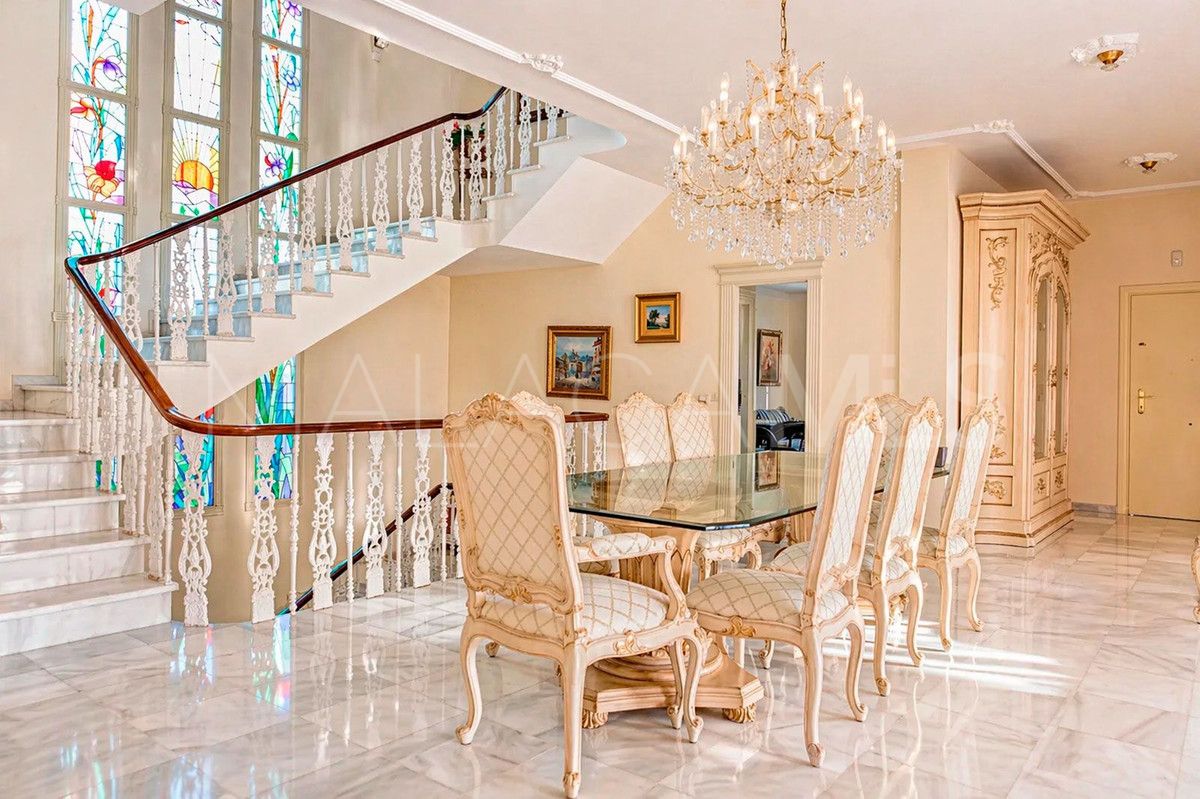 Buy Benalmadena villa with 6 bedrooms