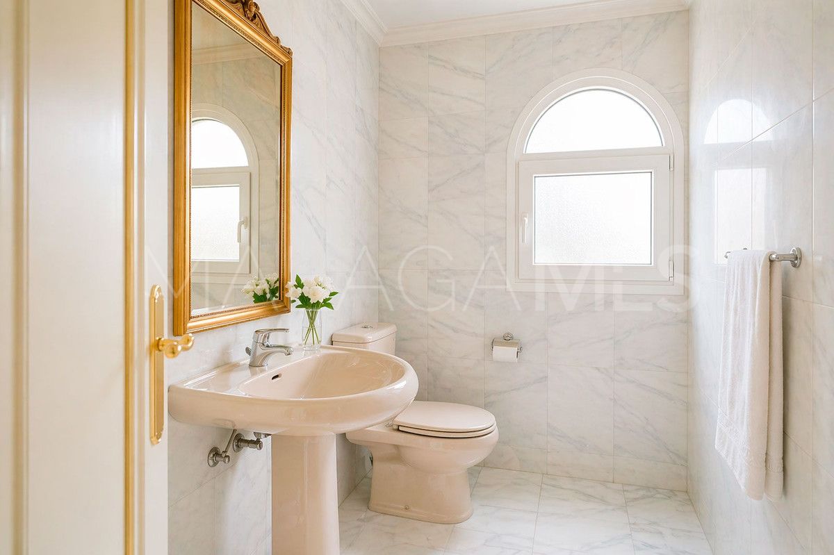 Buy Benalmadena villa with 6 bedrooms