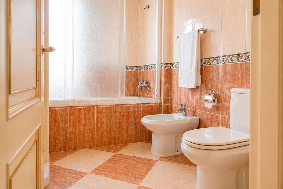 Buy Benalmadena villa with 6 bedrooms