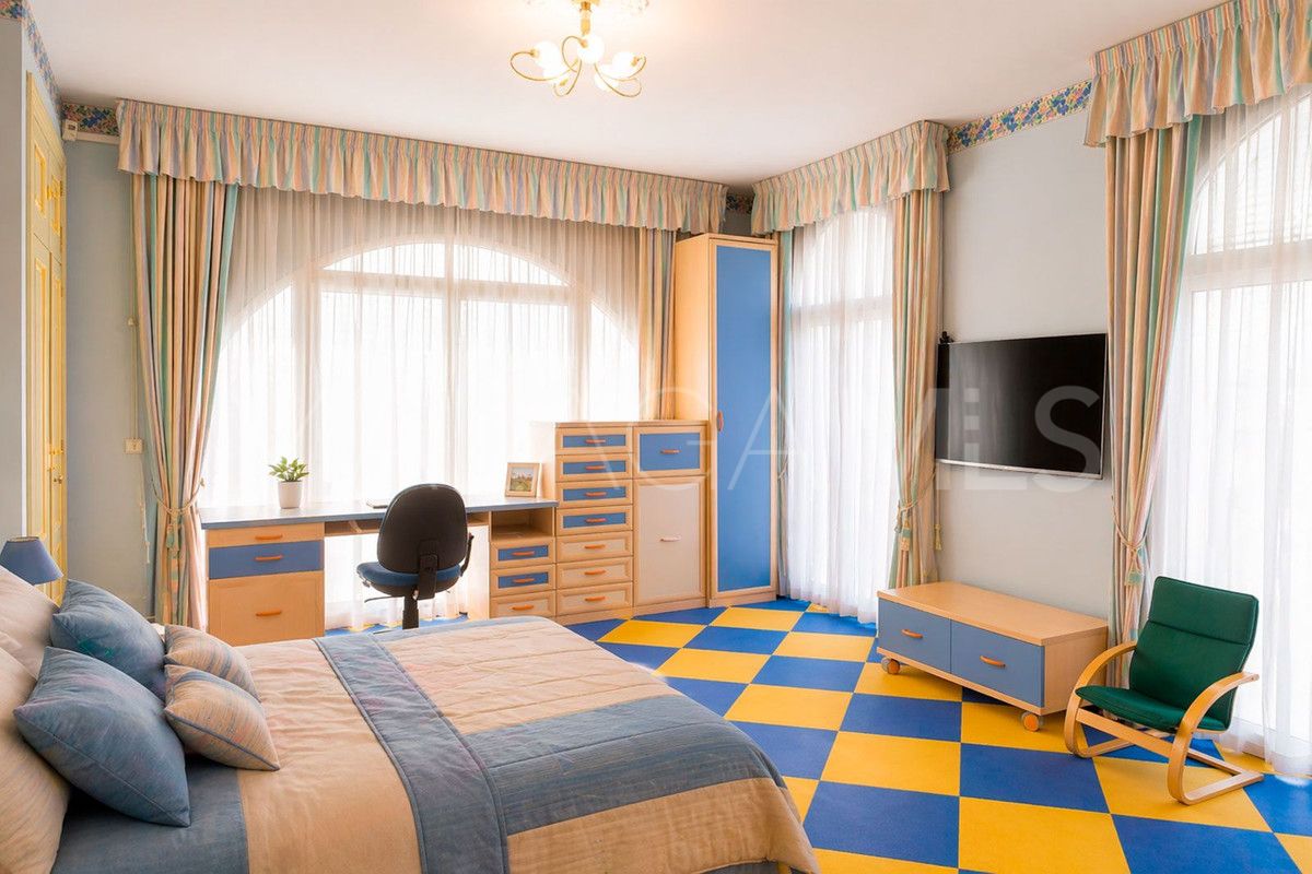 Buy Benalmadena villa with 6 bedrooms