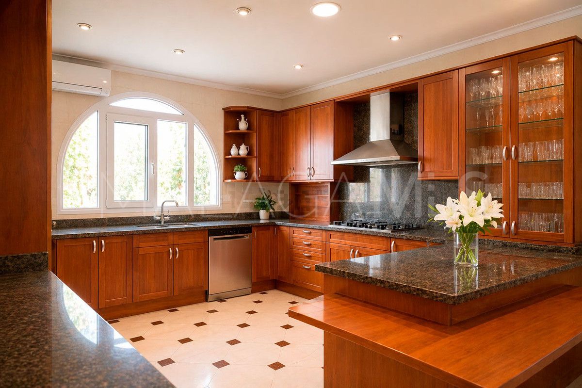 Buy Benalmadena villa with 6 bedrooms