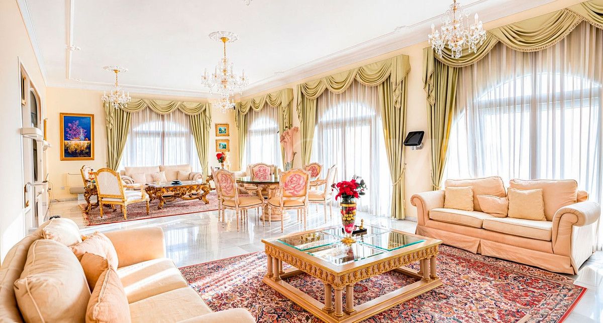Buy Benalmadena villa with 6 bedrooms