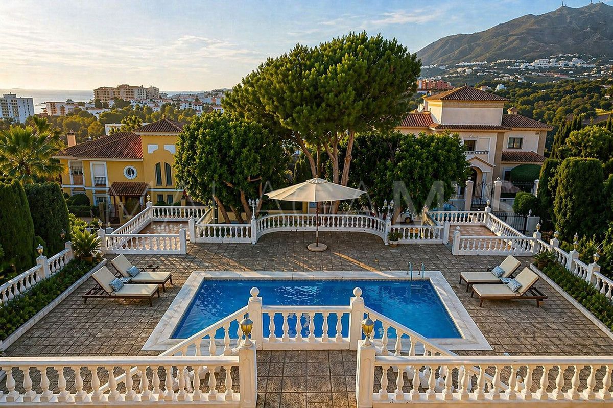 Buy Benalmadena villa with 6 bedrooms
