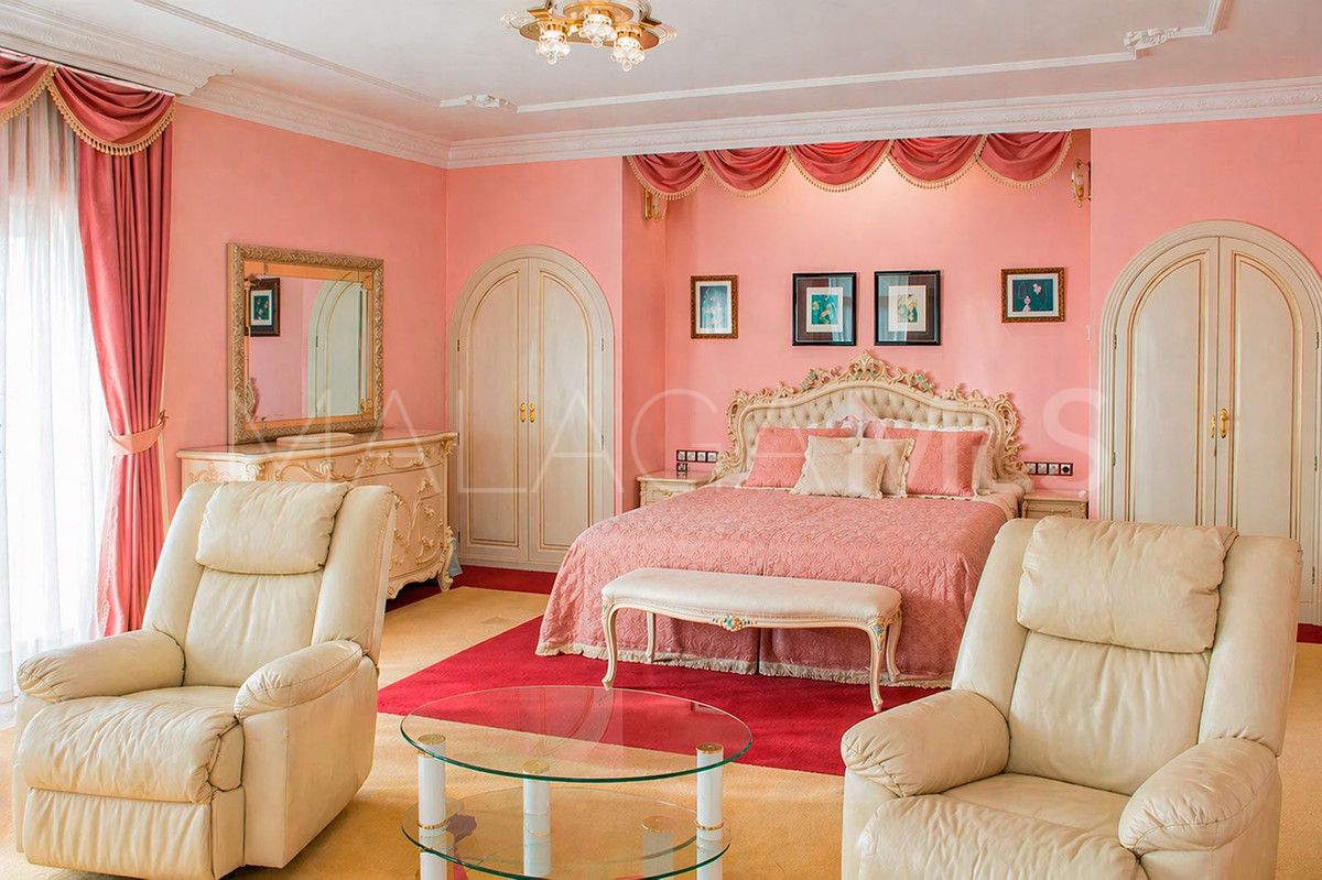 Buy Benalmadena villa with 6 bedrooms