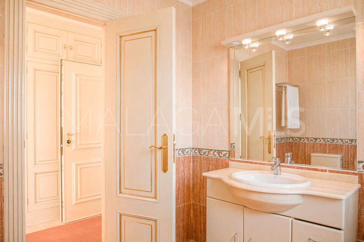 Buy Benalmadena villa with 6 bedrooms