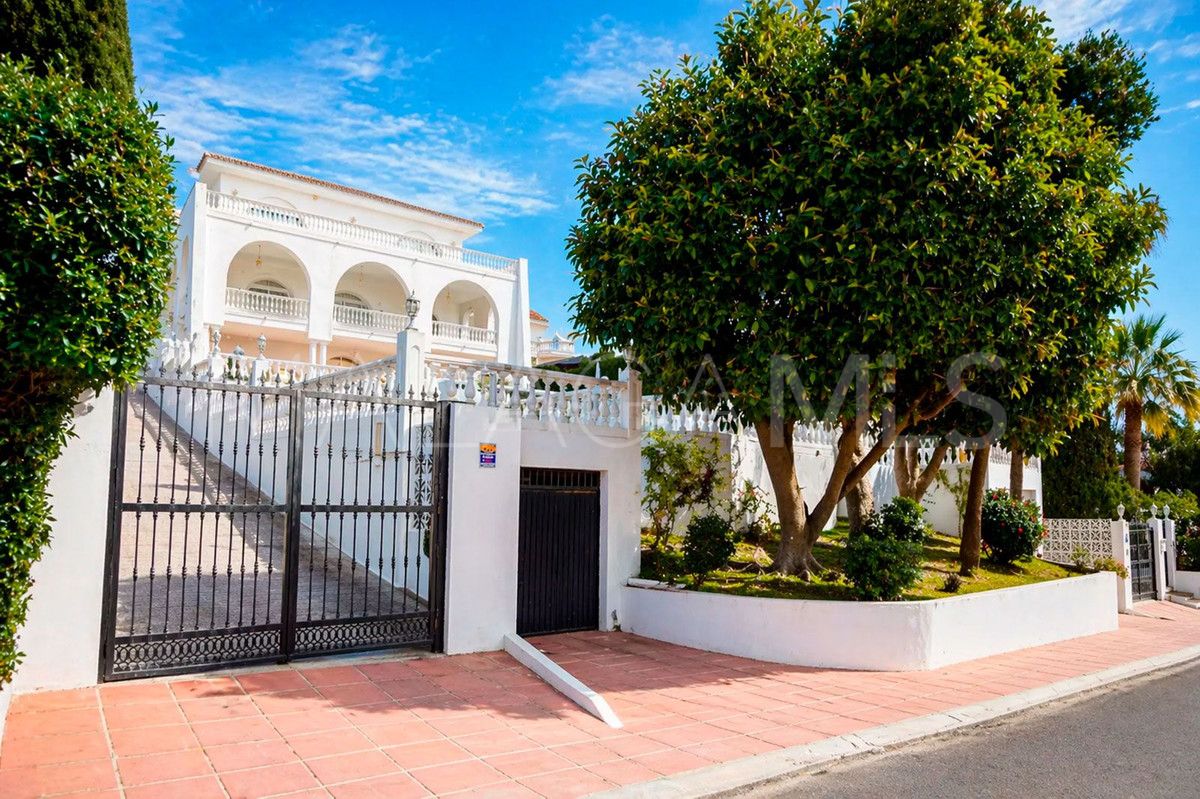 Buy Benalmadena villa with 6 bedrooms