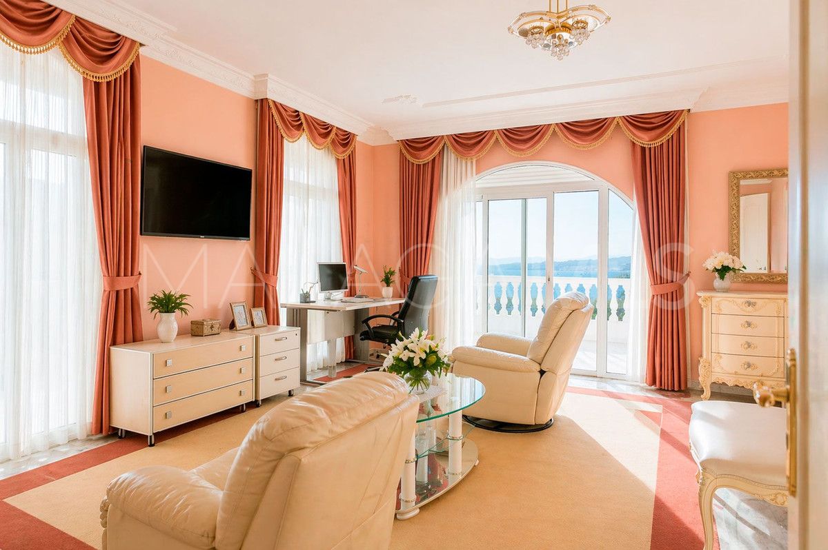 Buy Benalmadena villa with 6 bedrooms